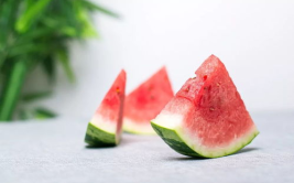 西瓜落地什么意思娱乐圈吃瓜,从西瓜落地看“吃瓜”文化盛行