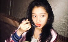 关晓彤娱乐吃瓜图片,镜头下的真实生活